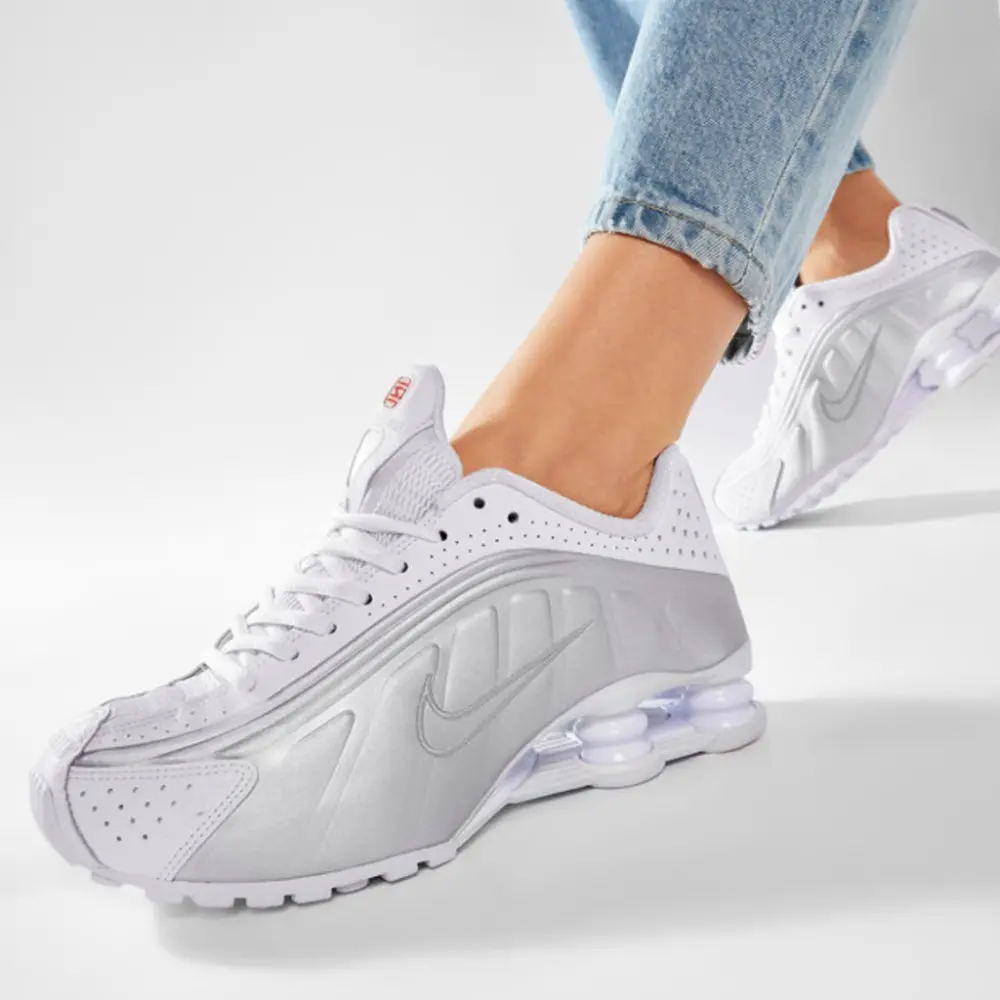 Alternative view of Giày Nike Shox R4 'White Metallic Silver' AR3565-101