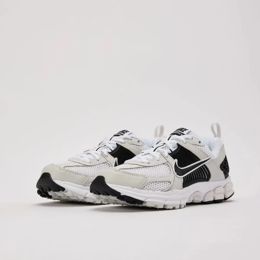 Alternative view of Giày Nike Zoom Vomero 5 'Metallic Platinum Black' HF6998-104