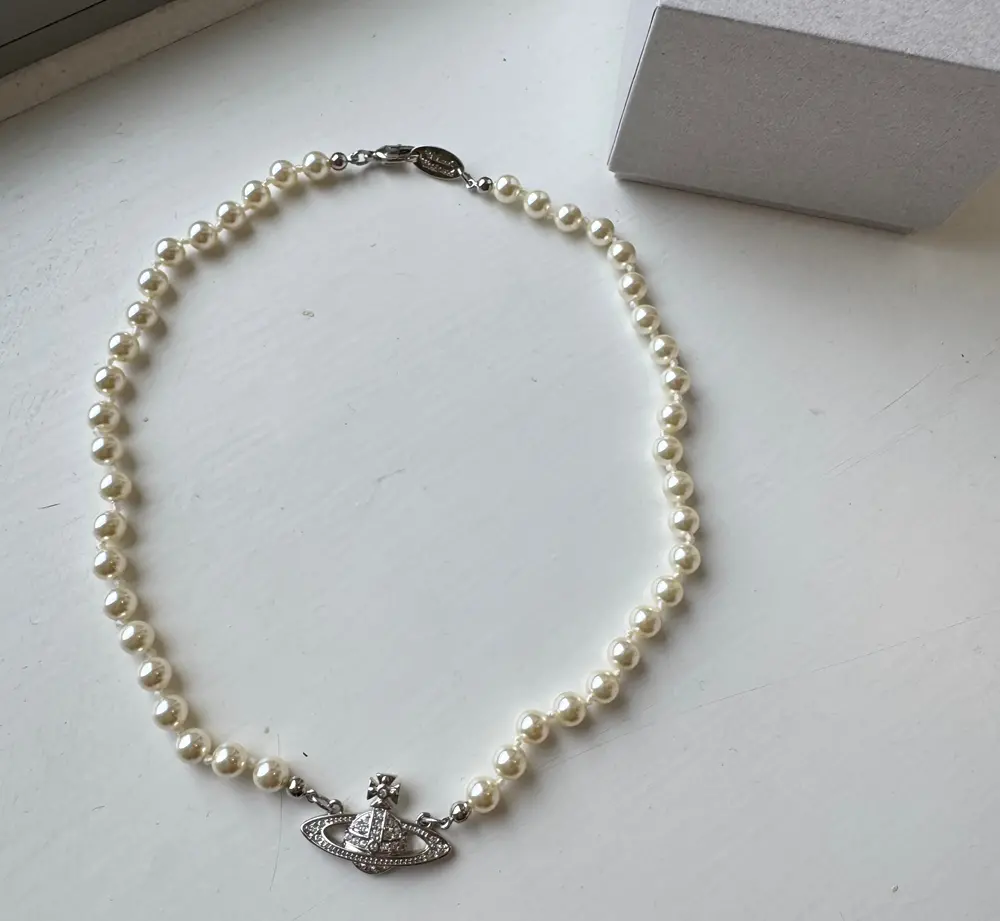 Vòng Cổ Vivienne Westwood One Row Pearl Bas Relief ‘Silver’ 63010106-02P104-CN - Ảnh 3