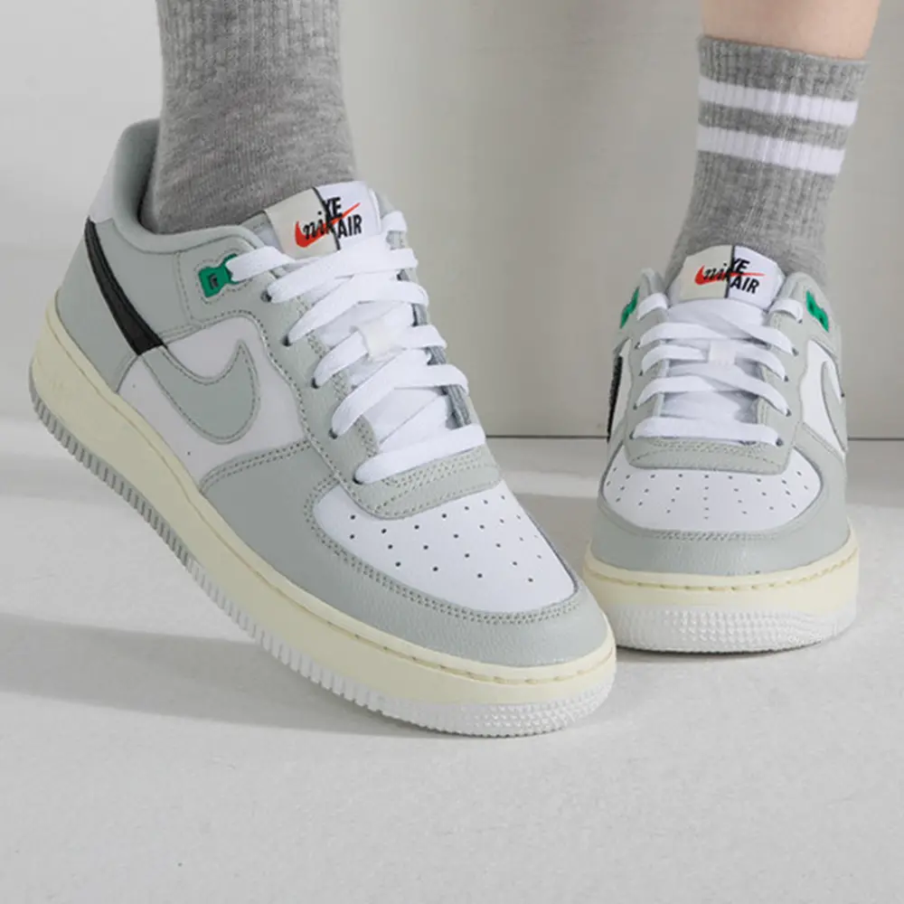 Alternative view of Giày Nike Air Force 1 LV8 2 GS 'Split - Light Silver' DZ2660-001