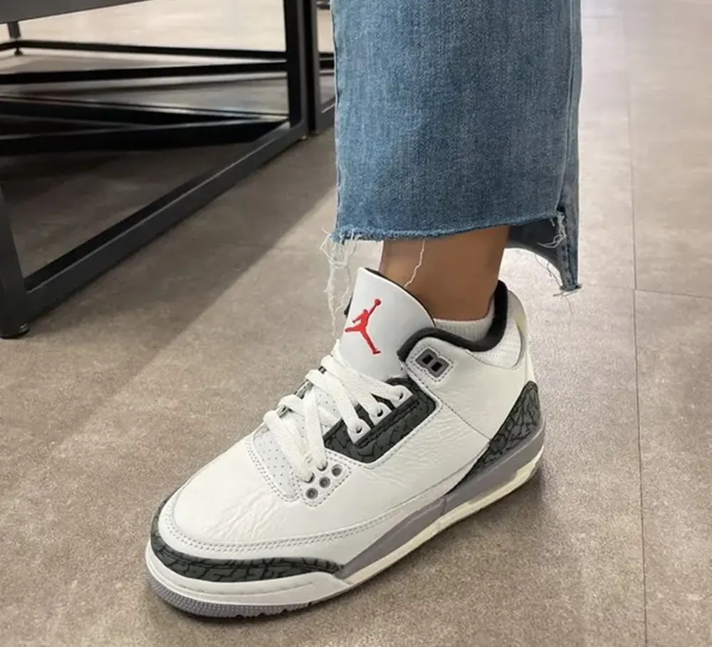 Alternative view of Giày Nike Air Jordan 3 Retro GS 'Cement Grey' DM0967-106
