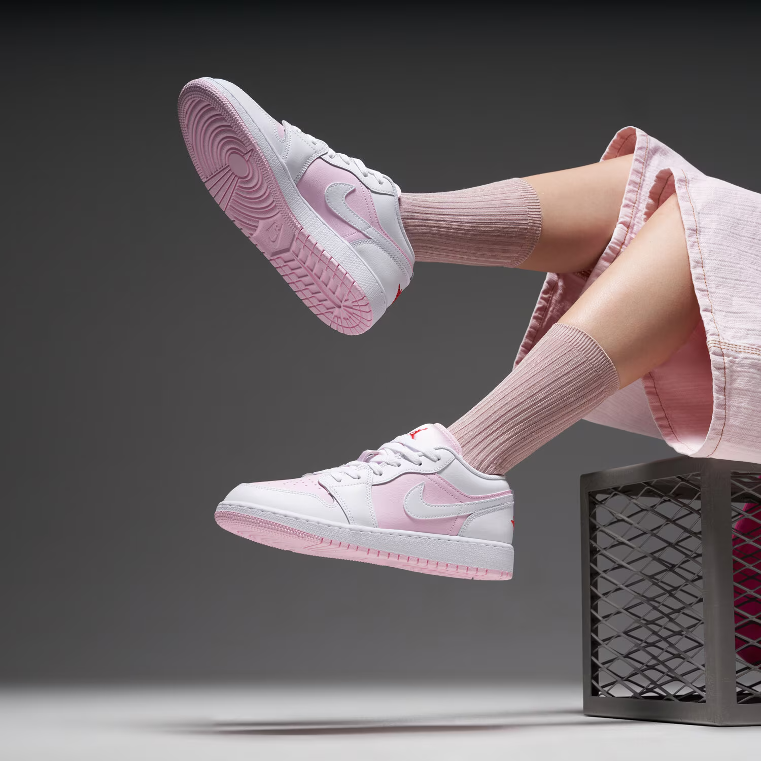 Giày Nike Air Jordan 1 Low ‘Pink Foam White’ 553560-608 - Ảnh 8