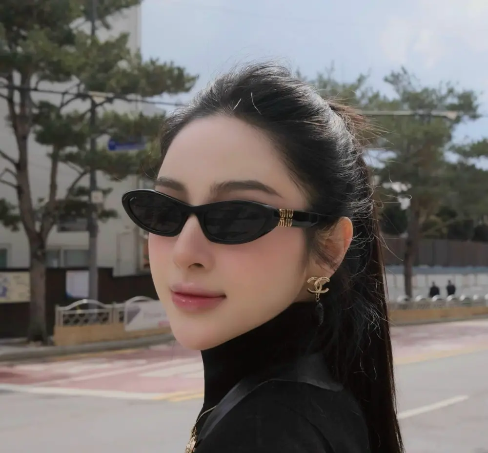 Alternative view of Kính Miu Miu Cat Eye Sunglasses ‘Black’ MU-09YS-1AB5S0
