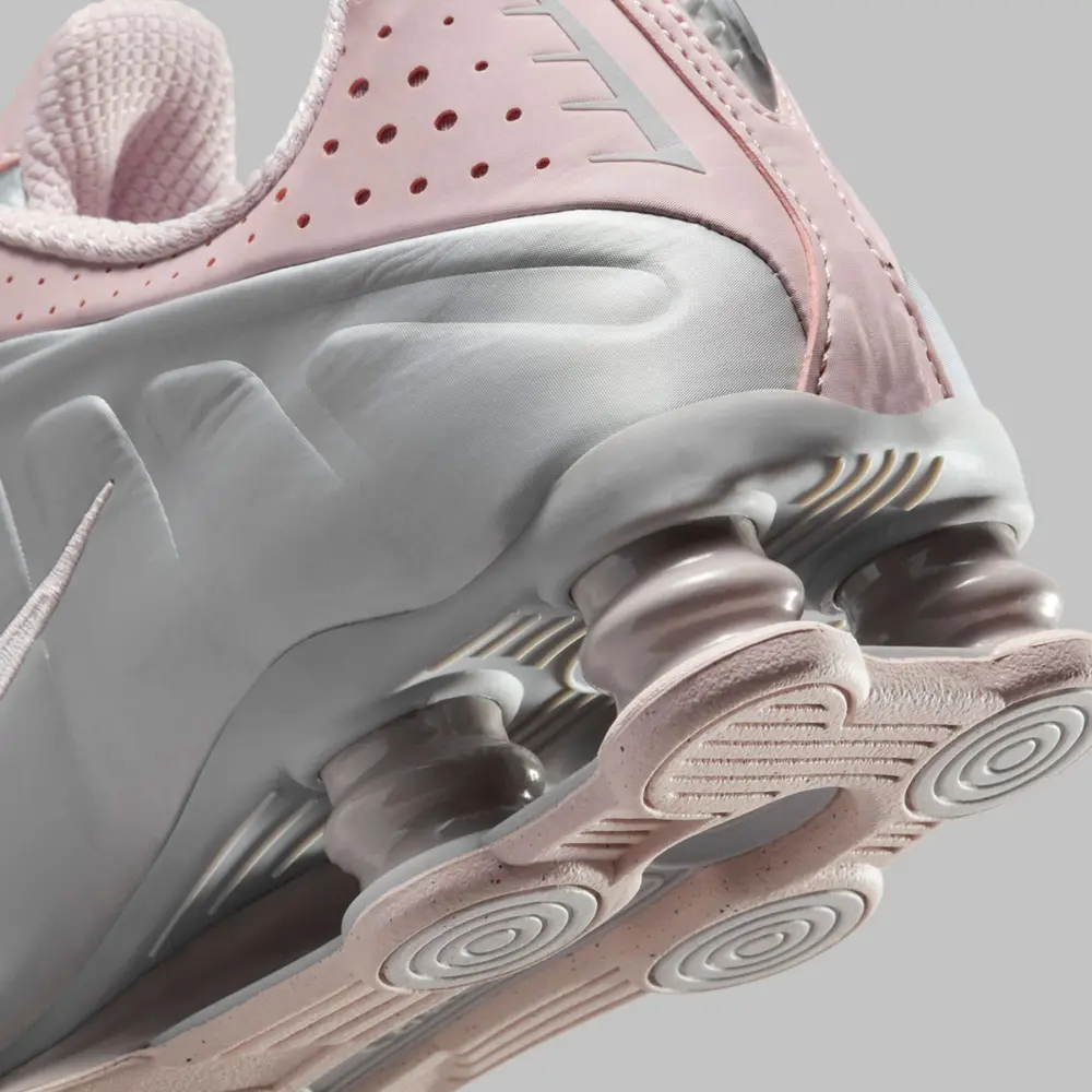 Alternative view of Giày Nike Shox R4 ‘Barely Rose’ AR3565-600