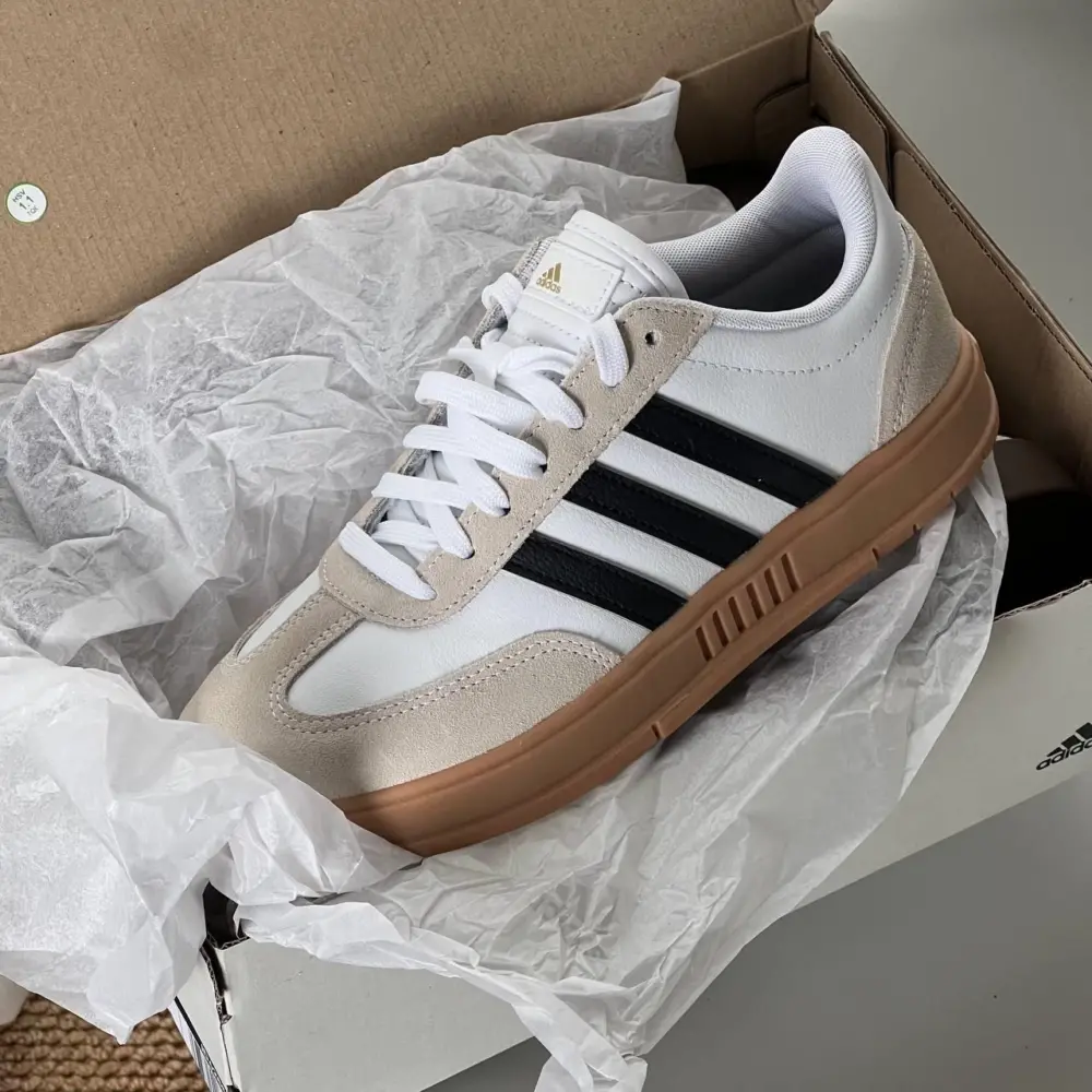 Alternative view of Giày Adidas Gradas 'White Black Gum' IE9044