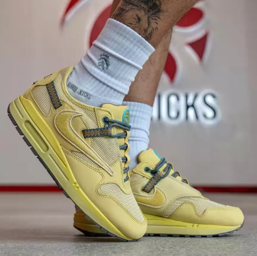 Alternative view of Giày Nike Air Max 1 x Travis Scott ‘Gold’ DO9392-700