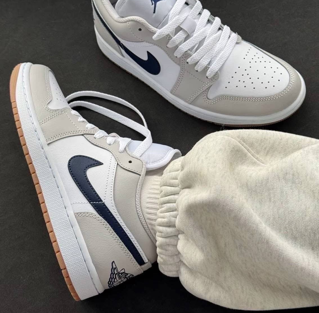 Alternative view of Giày Nike Air Jordan 1 Low ‘Georgetown’ 553558-146