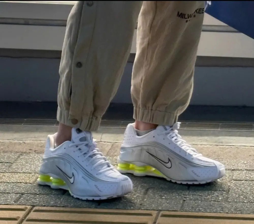 Alternative view of Giày Nike Shox R4 'White Metallic Silver' AR3565-102