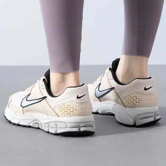 Giày Nike Air Zoom Vomero 5 ‘Pearl White Chrome’ FN6742-200 - Ảnh 4
