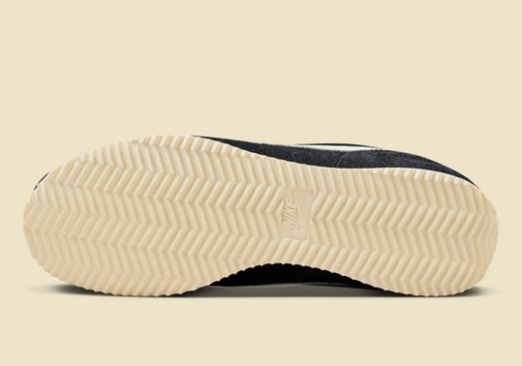 Giày Nike Cortez Cleans Up In ‘Black Suede’ FJ2530-001 - Ảnh 4