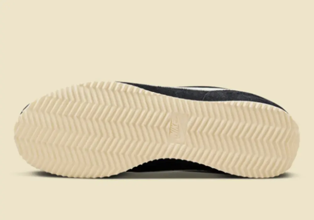 Giày Nike Cortez Cleans Up In ‘Black Suede’ FJ2530-001 - Ảnh 4