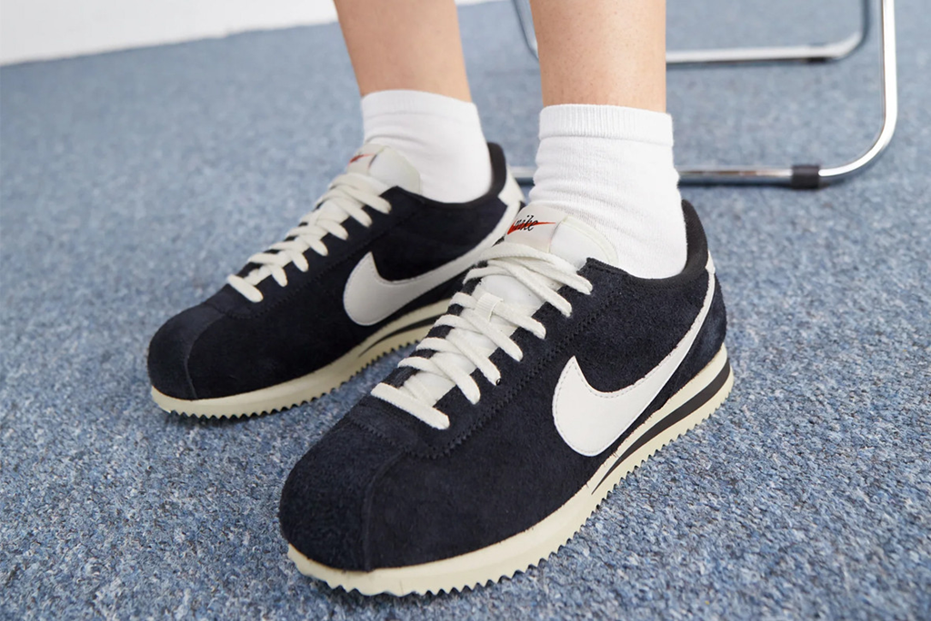 Giày Nike Cortez Cleans Up In ‘Black Suede’ FJ2530-001 - Ảnh 3