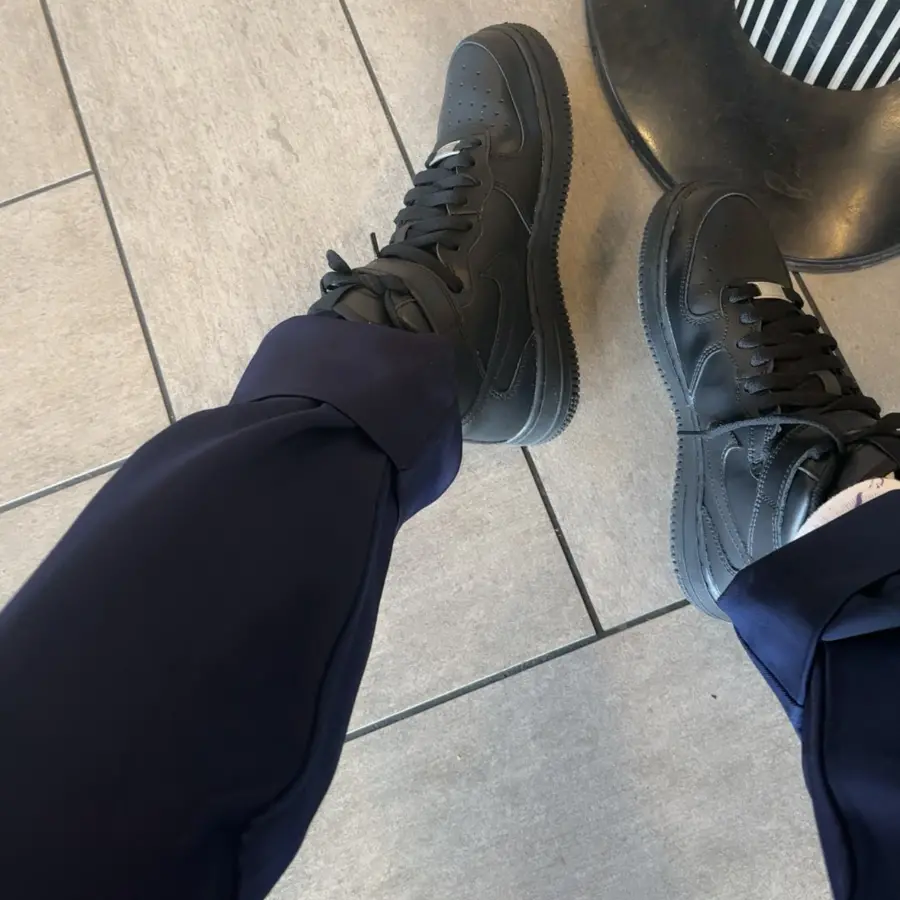 Alternative view of Giày Nike Air Force 1 Mid LE GS ‘Triple Black’ DH2933-001