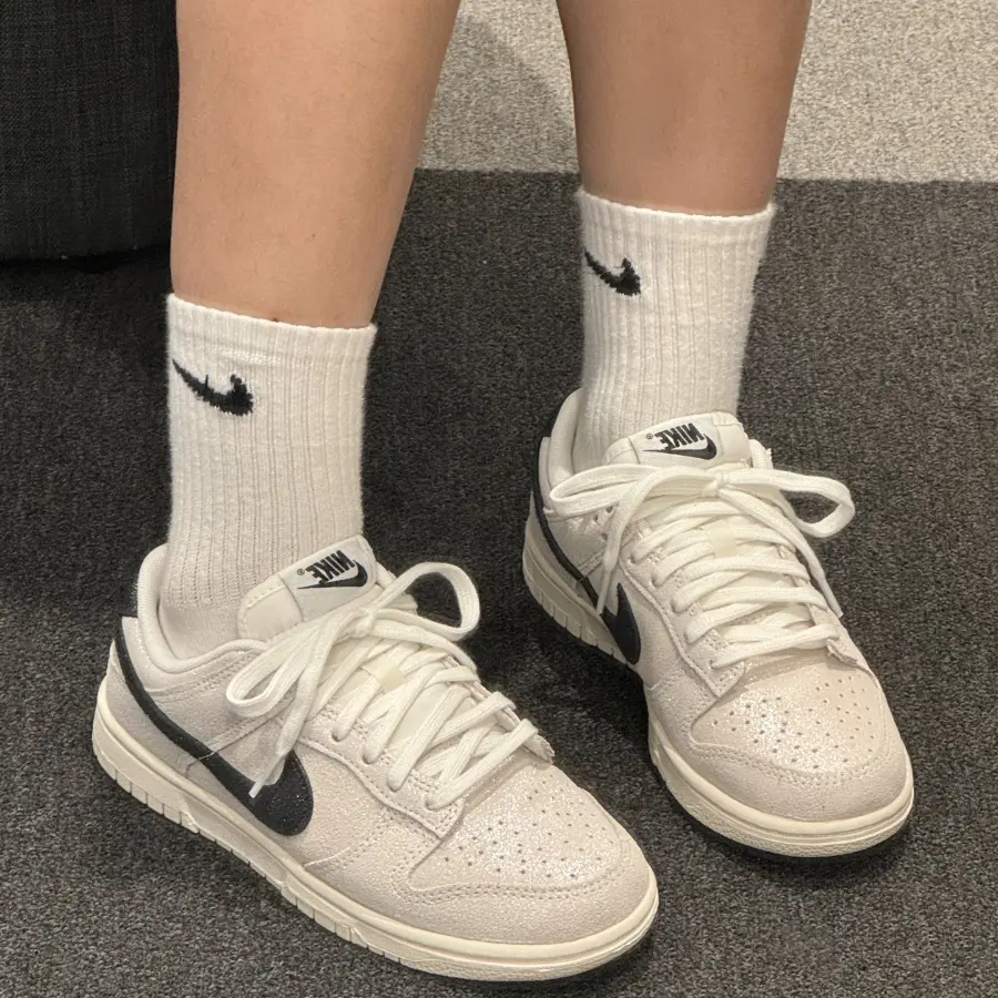 Alternative view of Giày Nike Wmns Dunk Low SE ‘White Glittery’ HQ3502-100