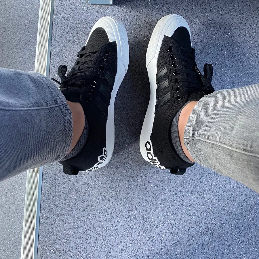 Alternative view of Giày Adidas Nizza ‘Oversize Heel Logo Core Black Gum’ EF5713
