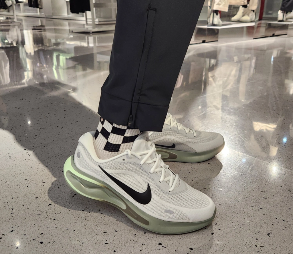 Alternative view of Giày Nike Journey Run ‘White Black’ FN0228-102