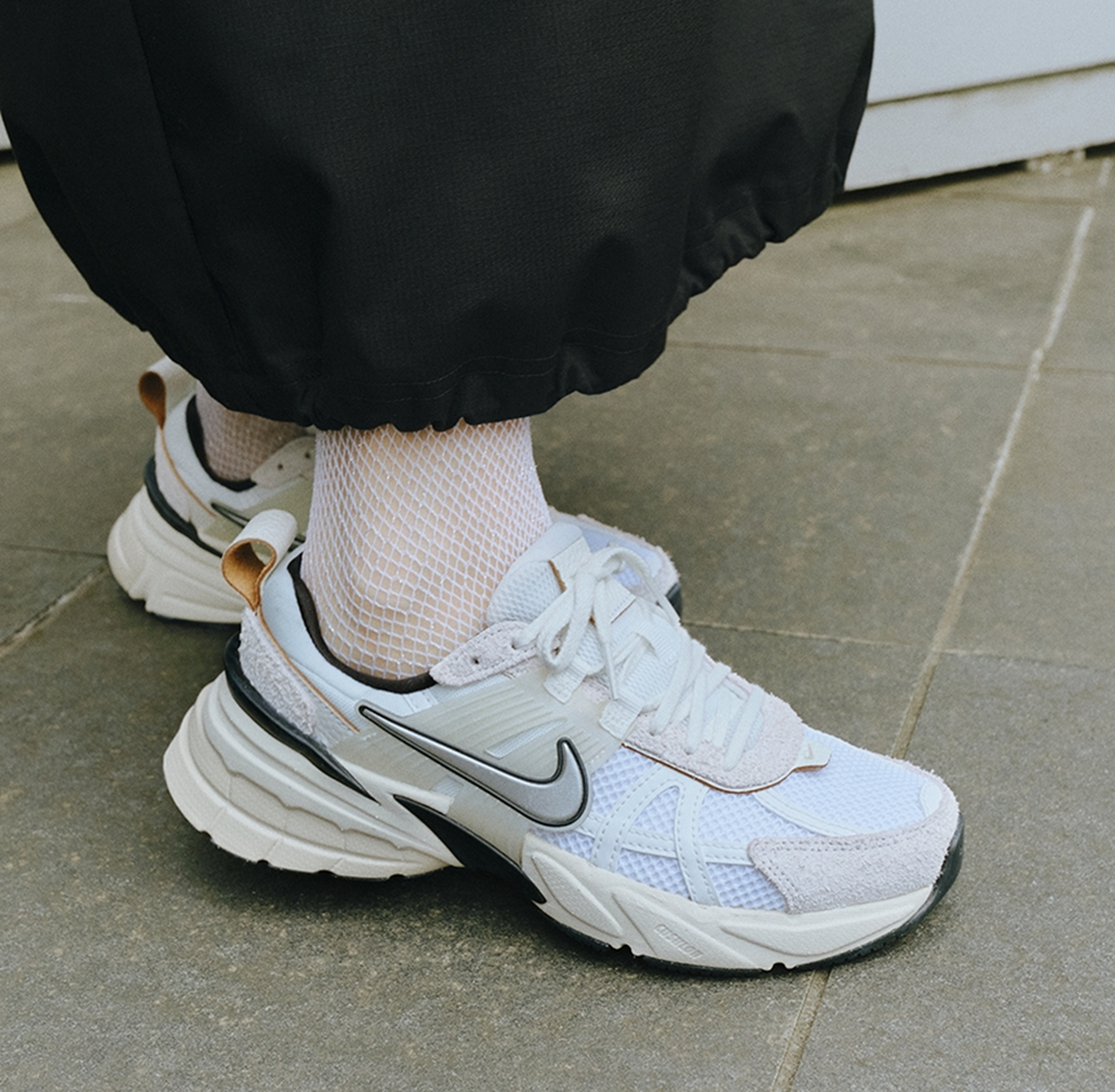 Alternative view of Giày Nike Wmns V2K Run ‘White Light’ FN6703-100