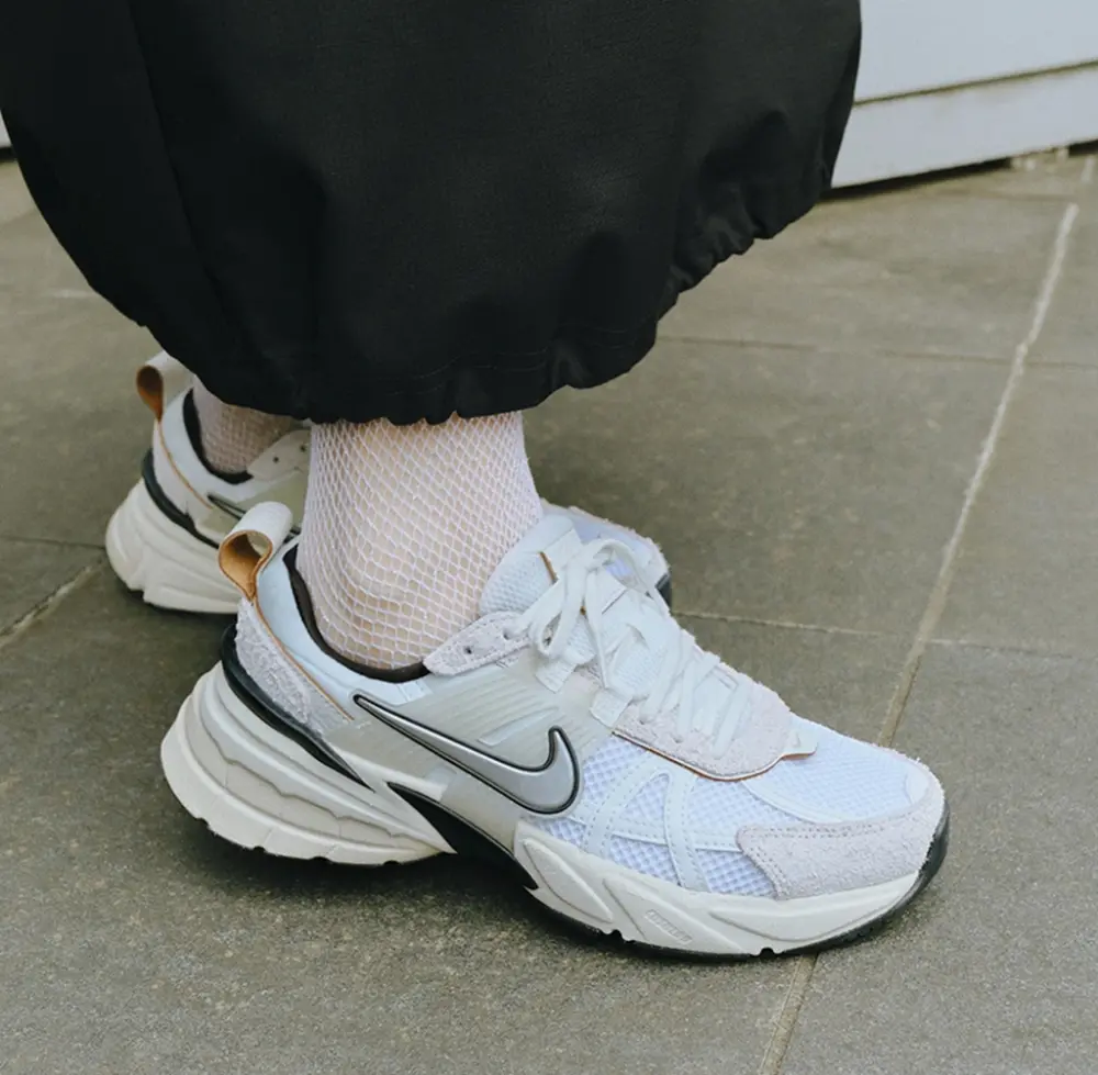 Alternative view of Giày Nike Wmns V2K Run ‘White Light’ FN6703-100