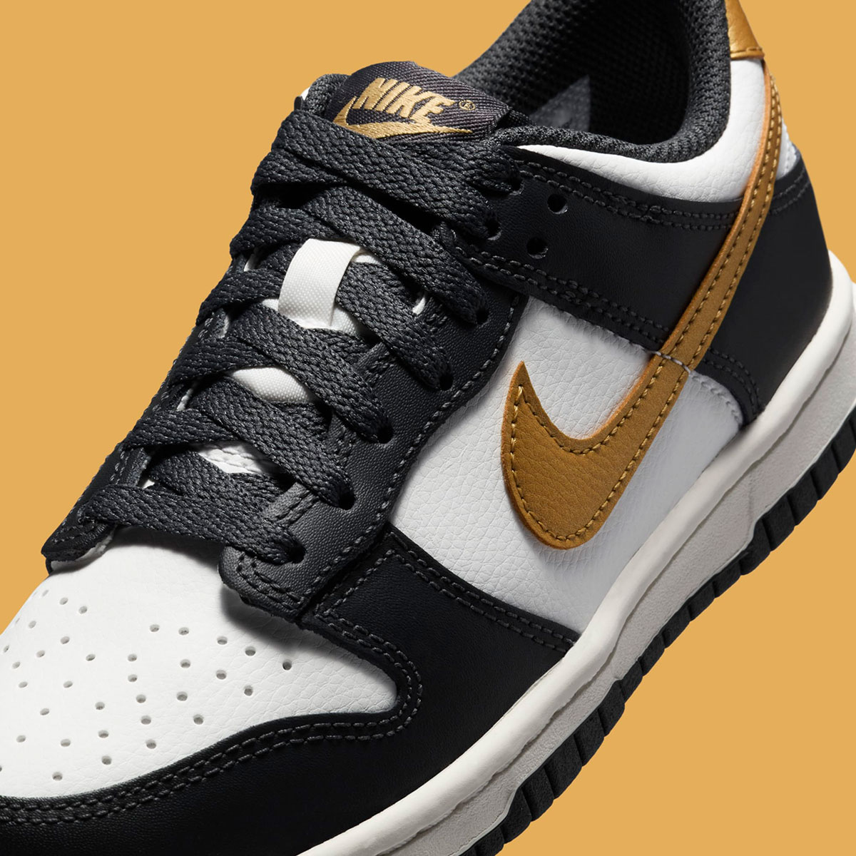 Alternative view of Giày Nike Dunk Low GS ‘Summit White Metallic Gold’ HV2533-100