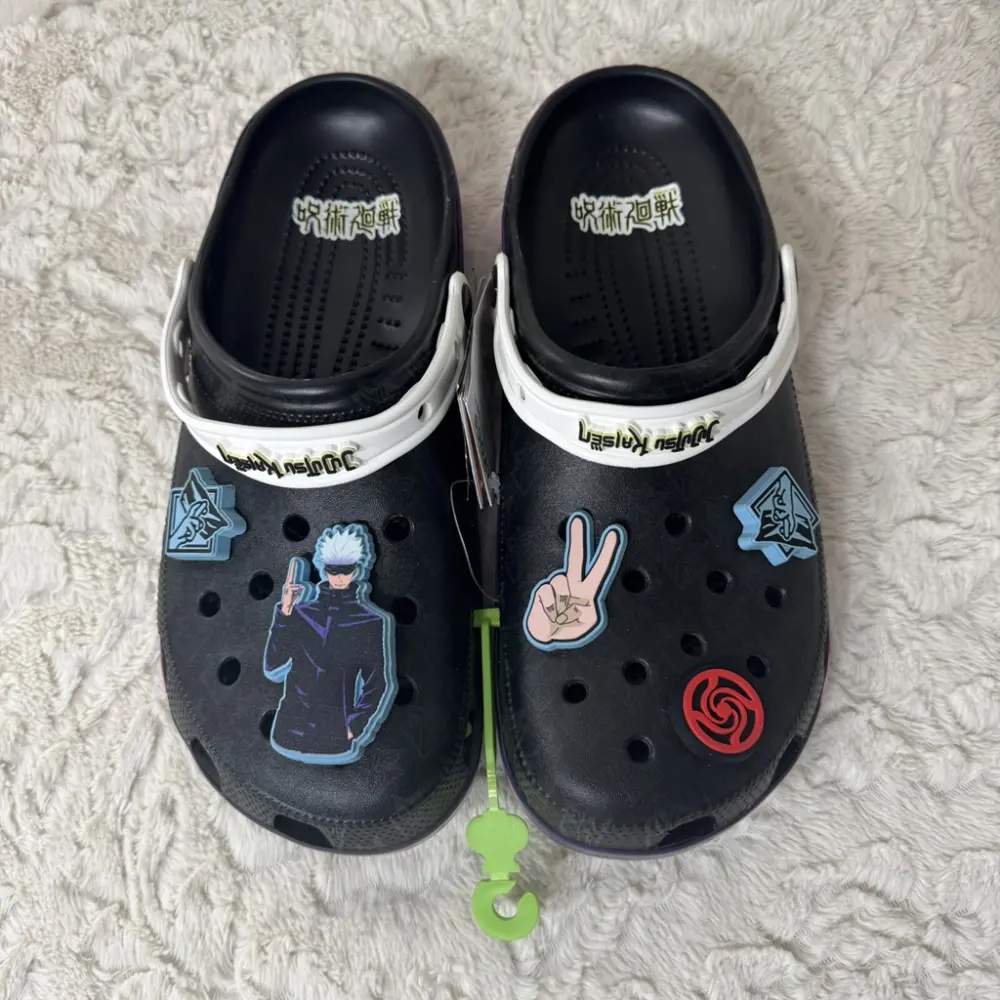 Dép Crocs x Jujutsu Kaisen Classic Clog ‘Black’ 208874-001 - Ảnh 4
