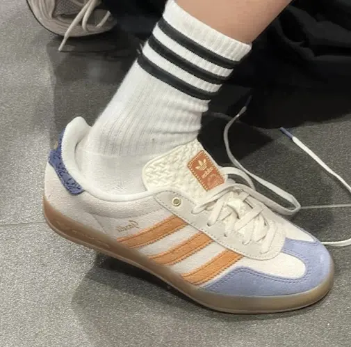 Alternative view of Giày Adidas Gazelle Indoor ‘Cream White Blue Orange’ JQ0956
