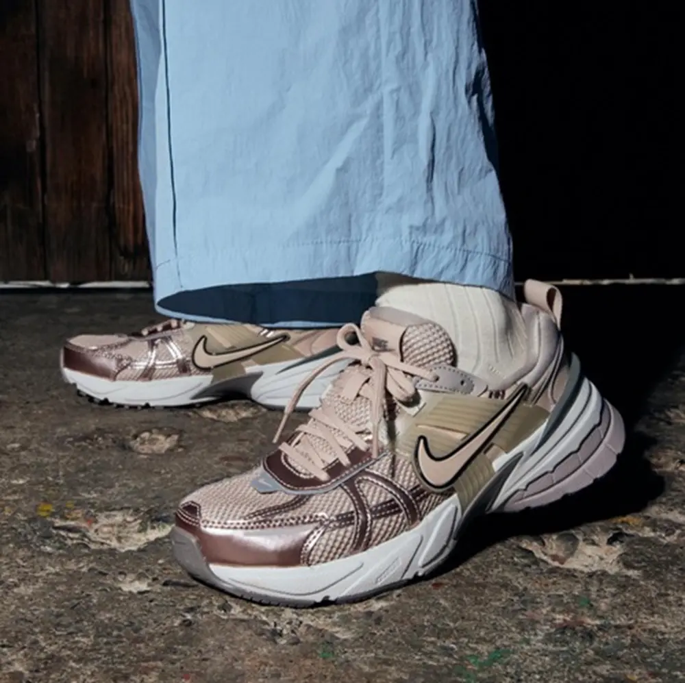 Alternative view of Giày Nike V2K Run ‘Particle Beige College Gray’ FD0736-201