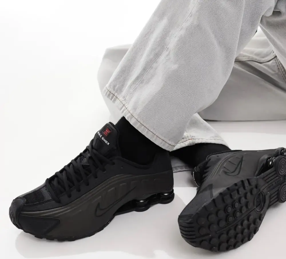 Alternative view of Giày Nike Shox R4 ‘Black Bright Crimson’ HQ1988-001