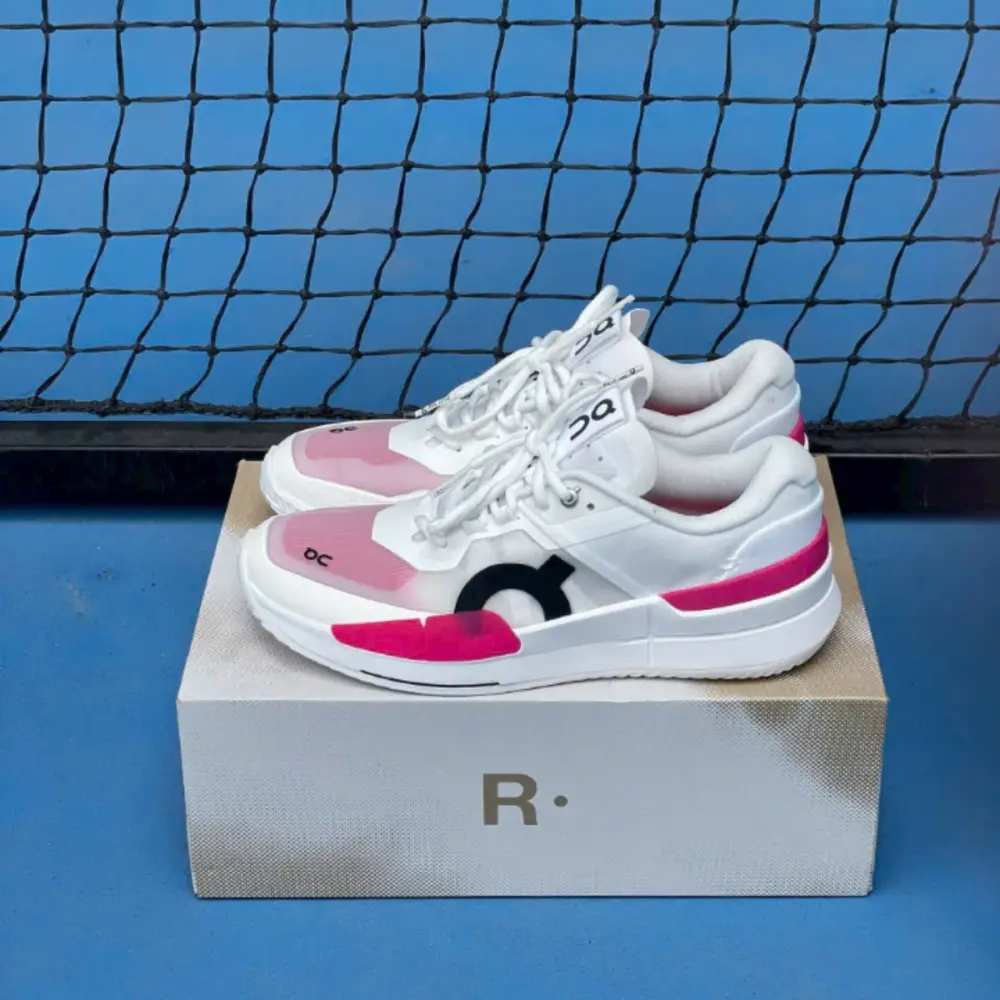 Alternative view of Giày On THE ROGER Pro 2 Clay ‘White & Pink’ 3ME10572626