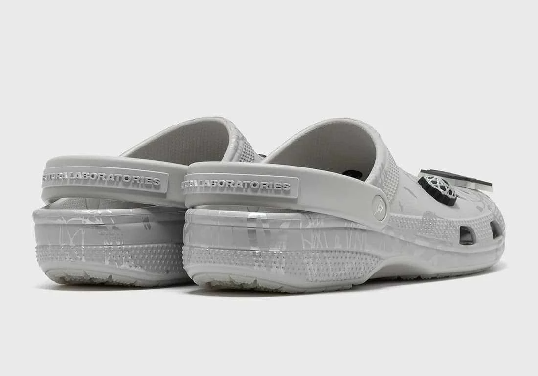 Dép Crocs Classic Clog x Futura Laboratories ‘Pearl White’ 209622-101 - Ảnh 3