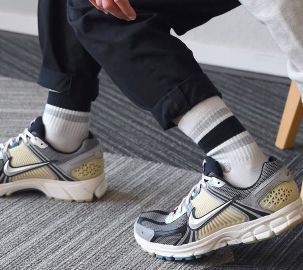 Alternative view of Giày Nike Air Zoom Vomero 5 ‘Black Silver Phantom’ HQ3449-001