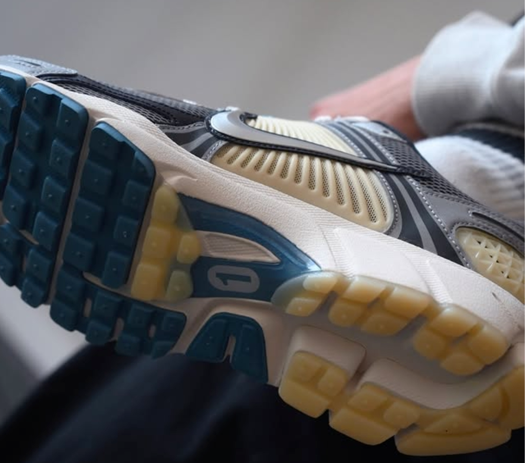 Giày Nike Air Zoom Vomero 5 ‘Black Silver Phantom’ HQ3449-001 - Ảnh 3