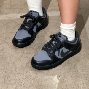 Alternative view of Giày Nike Dunk Low SE ‘Off Noir Smoke Grey’ FZ3052-001