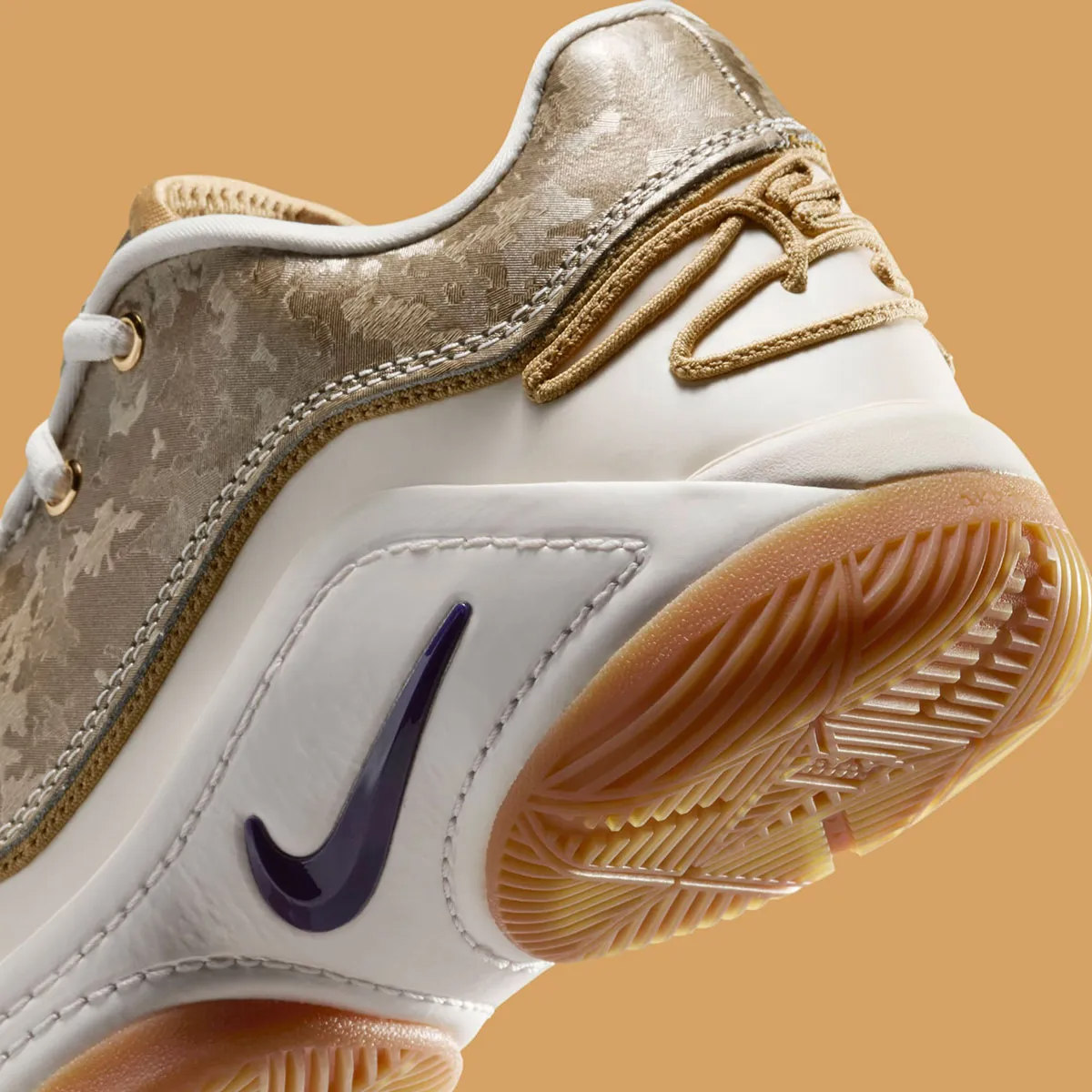 Alternative view of Giày Nike LeBron 22 GS ‘King of the Court’ FZ7308-100