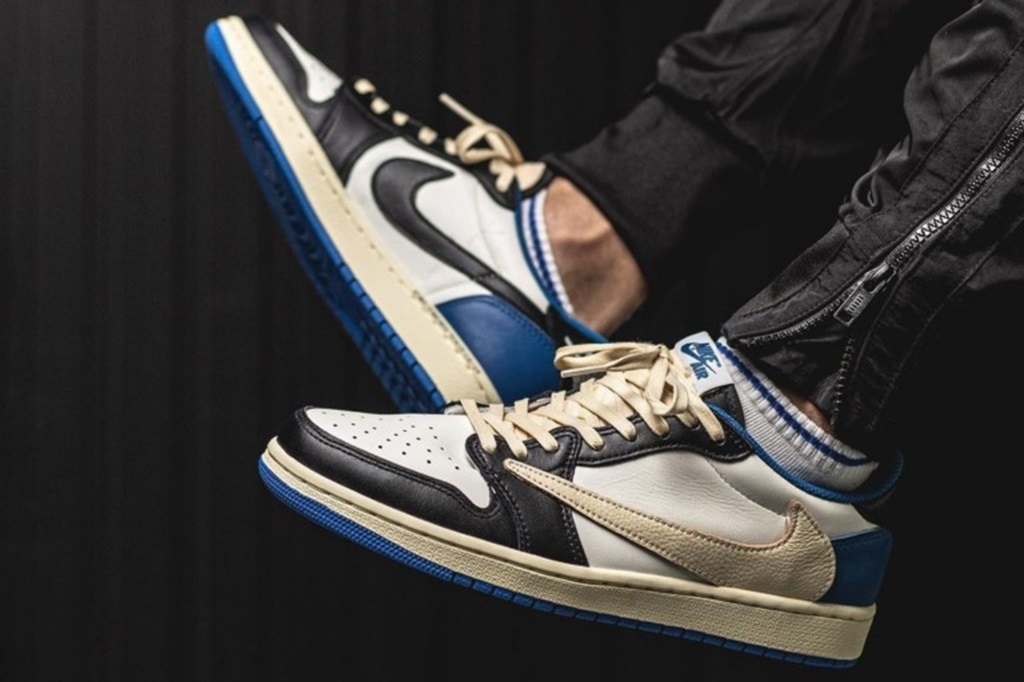Alternative view of Giày Nike Fragment Design x Travis Scott x Air Jordan 1 Retro Low DM7866-140