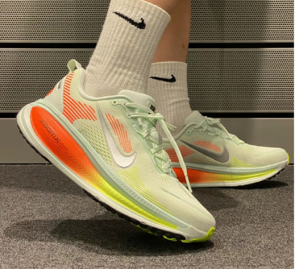 Alternative view of Giày Nike Vomero 18 ‘Barely Green’ HM6803-300