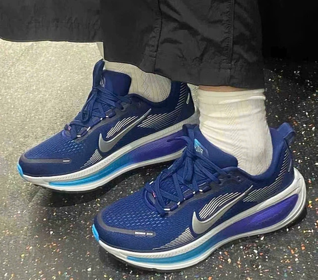 Alternative view of Giày Nike Vomero 18 ‘Blue Void Blue Lightning’ HM6803-401