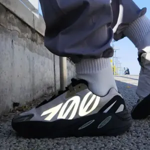 Alternative view of Giày Adidas Yeezy Boost 700 MNVN ‘Geode’ GW9526