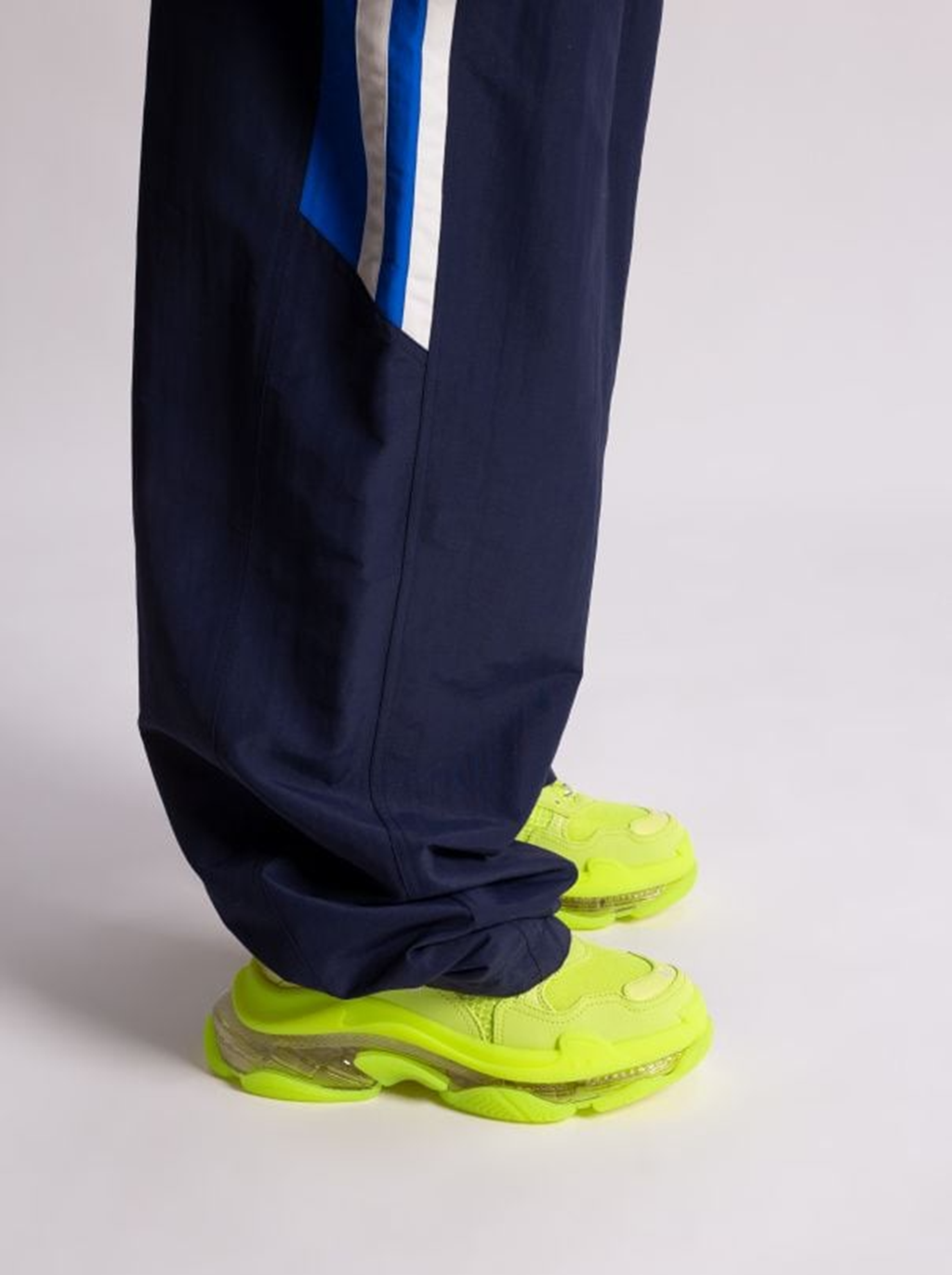 Alternative view of Giày Balenciaga Triple S Sneaker 'Clear Sole' 541624-W2FF2-7390