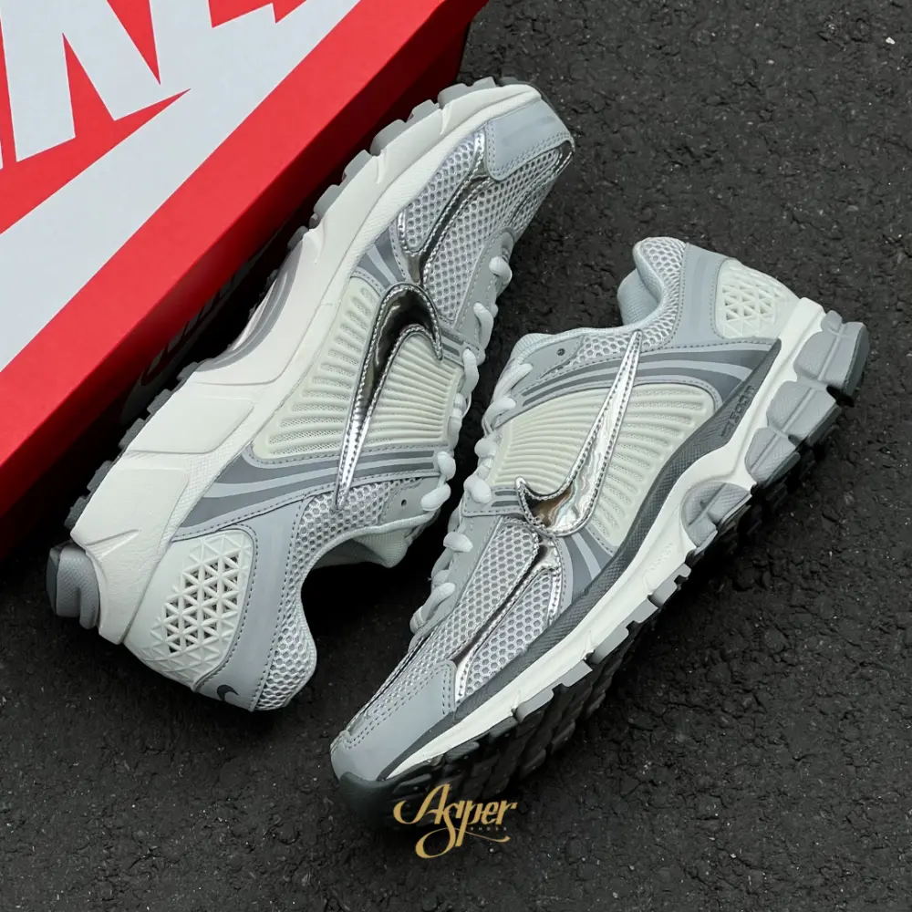 Alternative view of Giày Nike Zoom Vomero 5 'Metallic Silver' IM2219-121