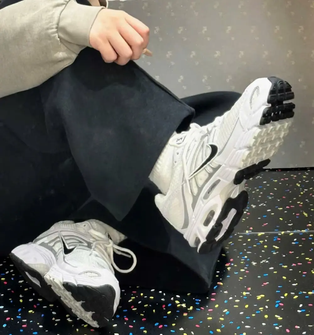 Alternative view of Giày Nike Air Max Moto 2K 'Metallic Silver' IO9279-100