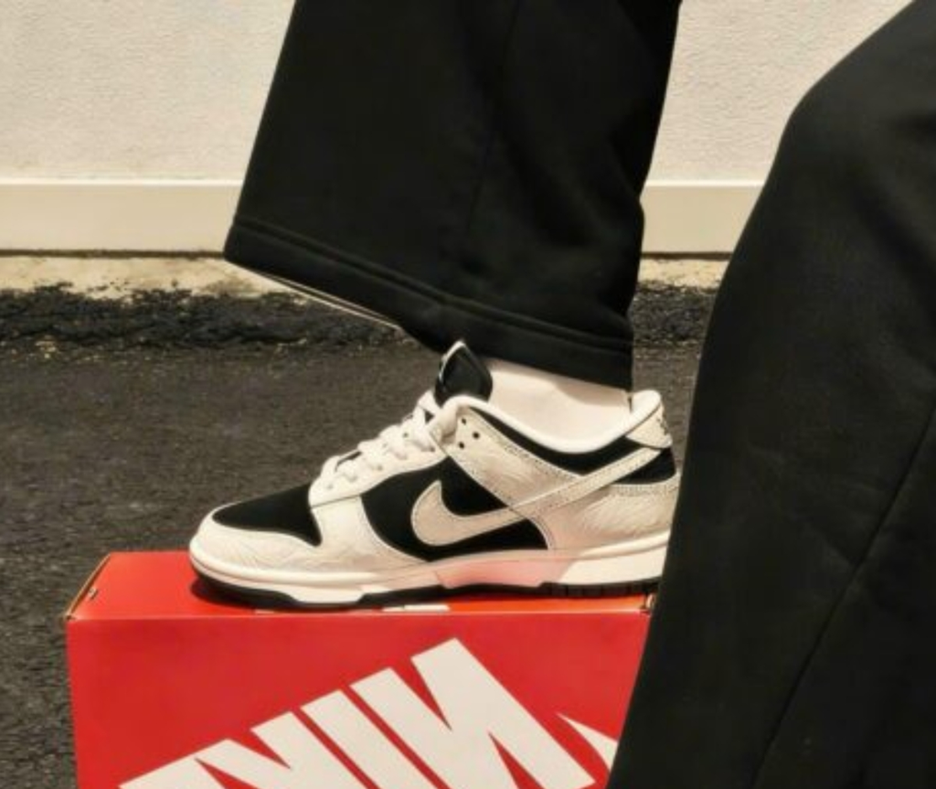 Alternative view of Giày Nike Dunk Embossed Baroque ‘Black White’ IF3944-001