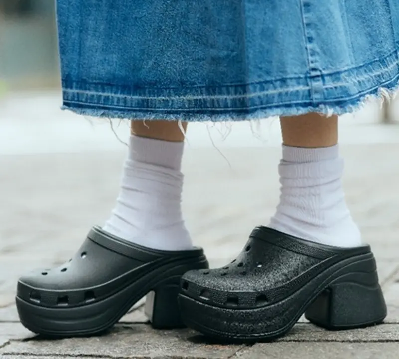 Alternative view of Dép Crocs Siren Clog ‘Black’ 208547-001