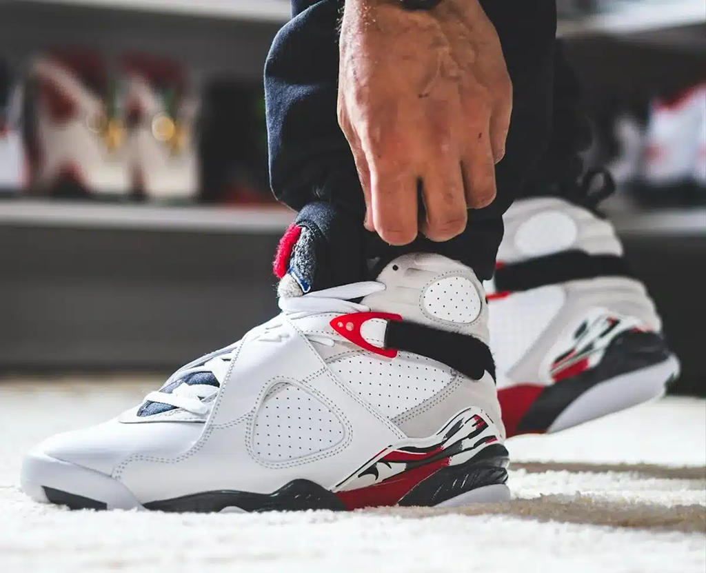 Alternative view of Giày Nike Air Jordan 8 Retro ‘White True Red’ 305381-100