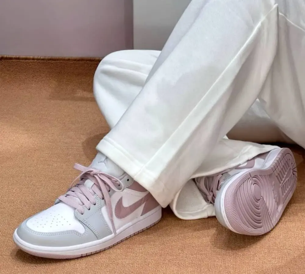 Alternative view of Giày Nike Air Jordan 1 Low 'Particle Rose' DC0774-606