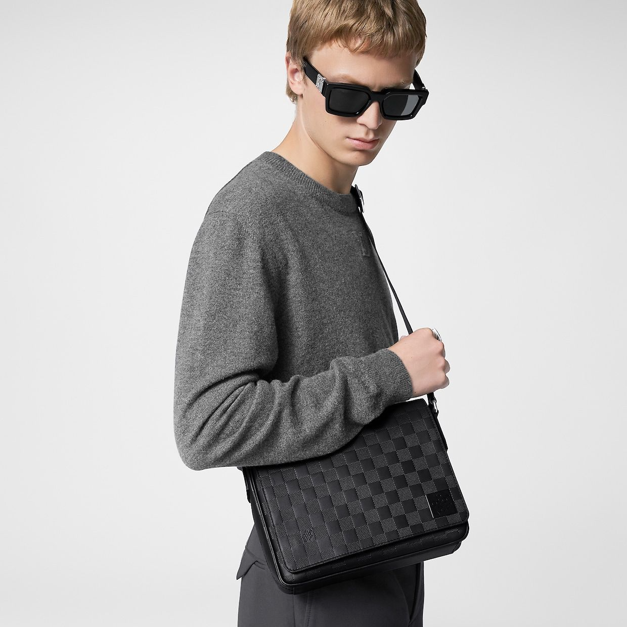 Alternative view of Túi Louis Vuitton District Pm Messenger Bag 'Black' N42711