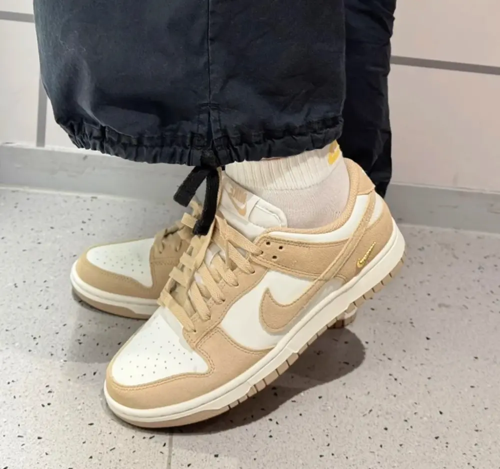 Alternative view of Giày Nike Dunk Low ‘Sail Metallic Gold’ IO4244-101