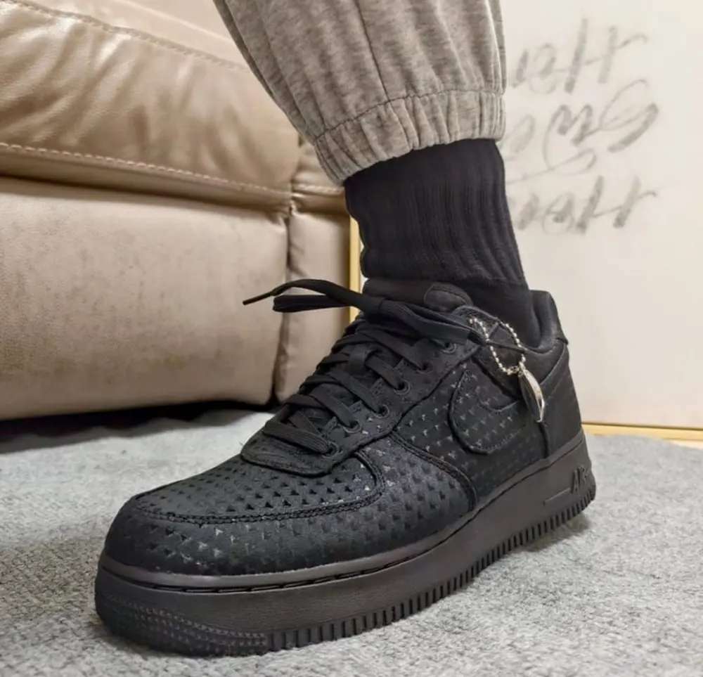 Alternative view of Giày Nike Air Force 1 Retro Valentine’s Day ‘Black’ IB6836-001