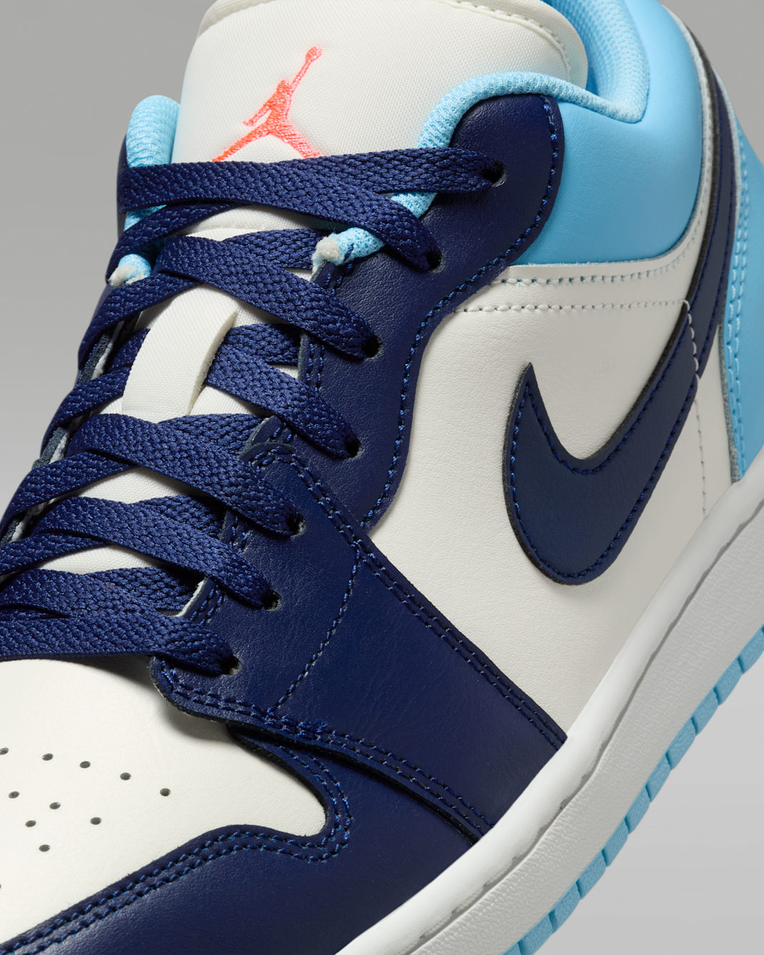 Alternative view of Giày Nike Air Jordan 1 Low 'Blue Chill' 553558-149