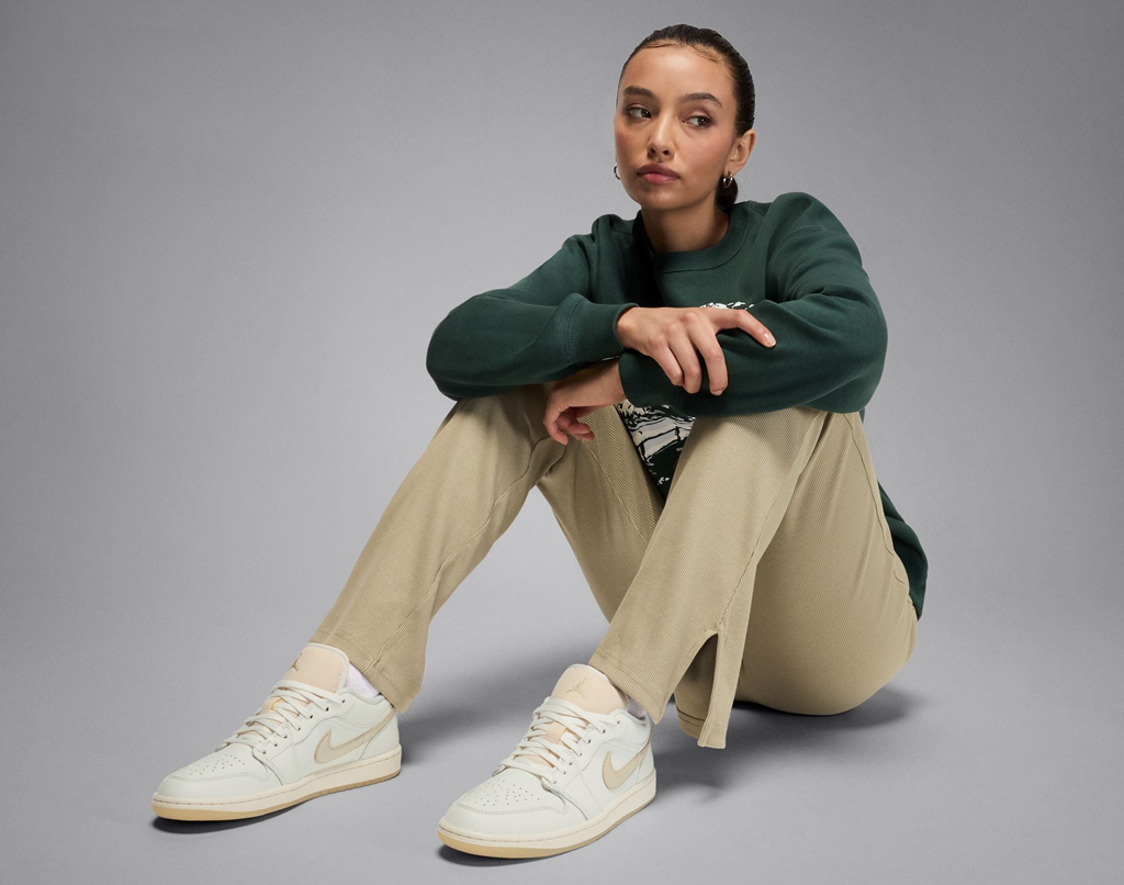 Alternative view of Giày Nike Jordan 1 Low SE 'Metallic Team Gold' HV5157-100
