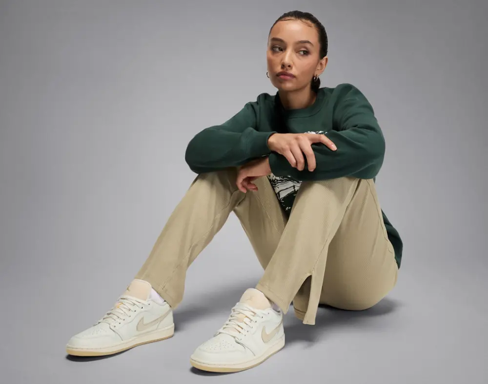 Alternative view of Giày Nike Jordan 1 Low SE 'Metallic Team Gold' HV5157-100